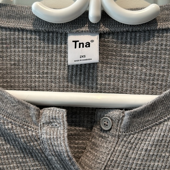 TNA - Size XXS - Grey cropped waffle button up - Only worn 2-3 Times - Great!! - Picture 2 of 3